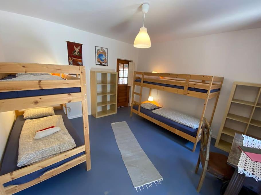 Cette chambre comprend 3 lits superposés et un couloir. dans l'établissement Da Silva Surfcamp 4 Bettzimmer mit Frühstück, à Lourinhã