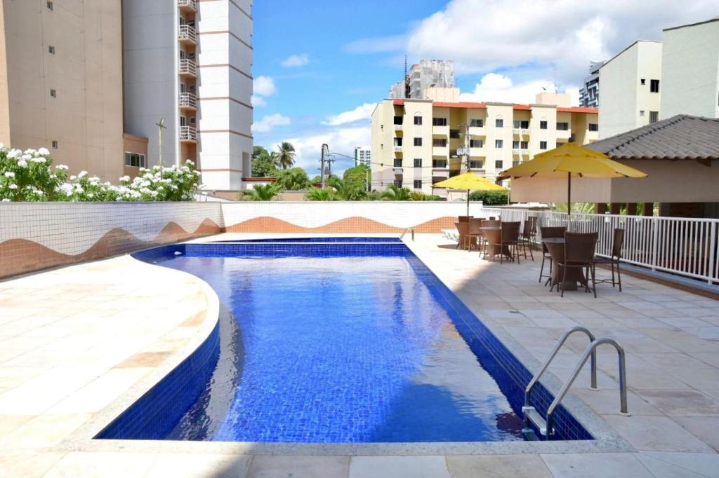 uma piscina no meio de um edifício em Condomínio Zaragoza no Parque Del Sol em Fortaleza