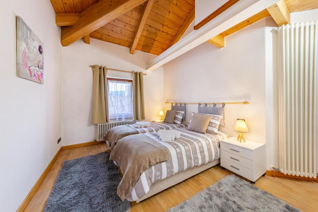 1 Schlafzimmer mit 2 Betten und einem Fenster in der Unterkunft Casa Felice Venas in Venas