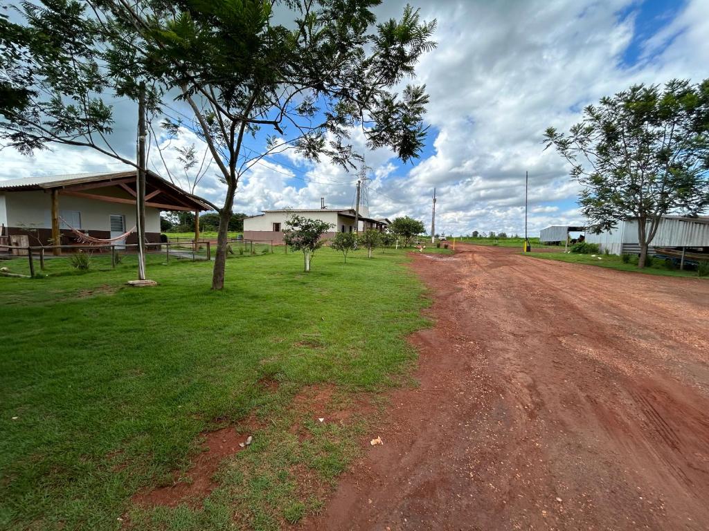 a dirt road with trees on the side of it at Casa junto a natureza in Dourados