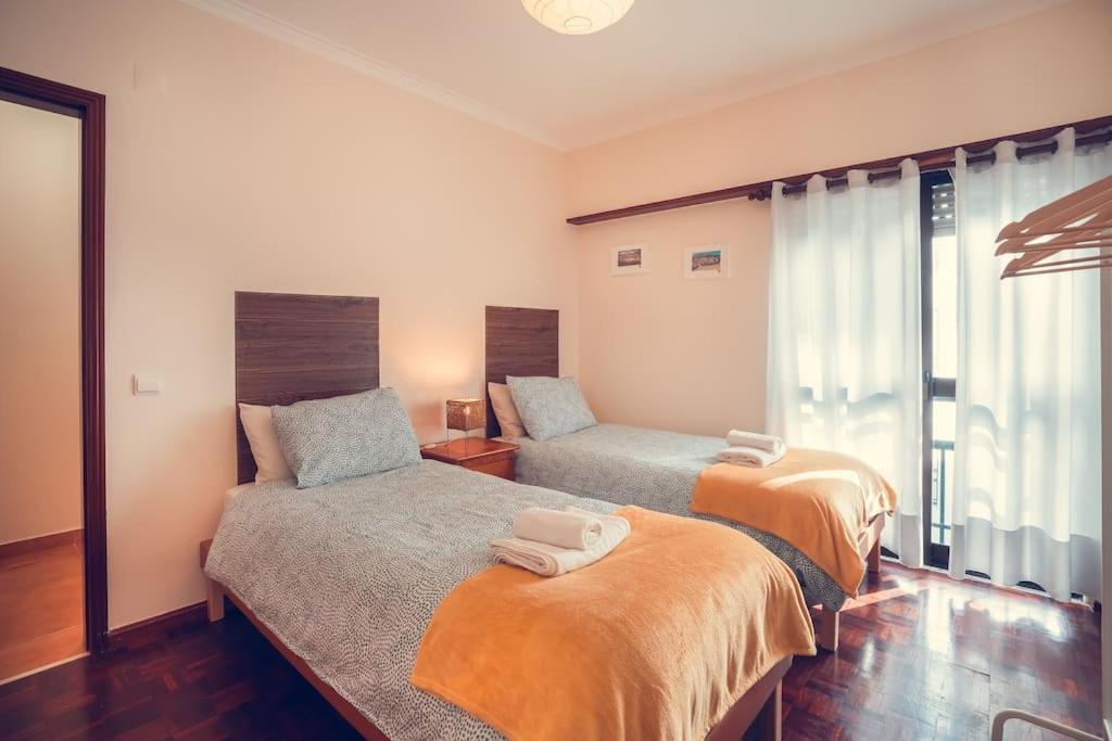 1 Schlafzimmer mit 2 Betten und einem Fenster in der Unterkunft Casa de Rana - Beach & City in Rana