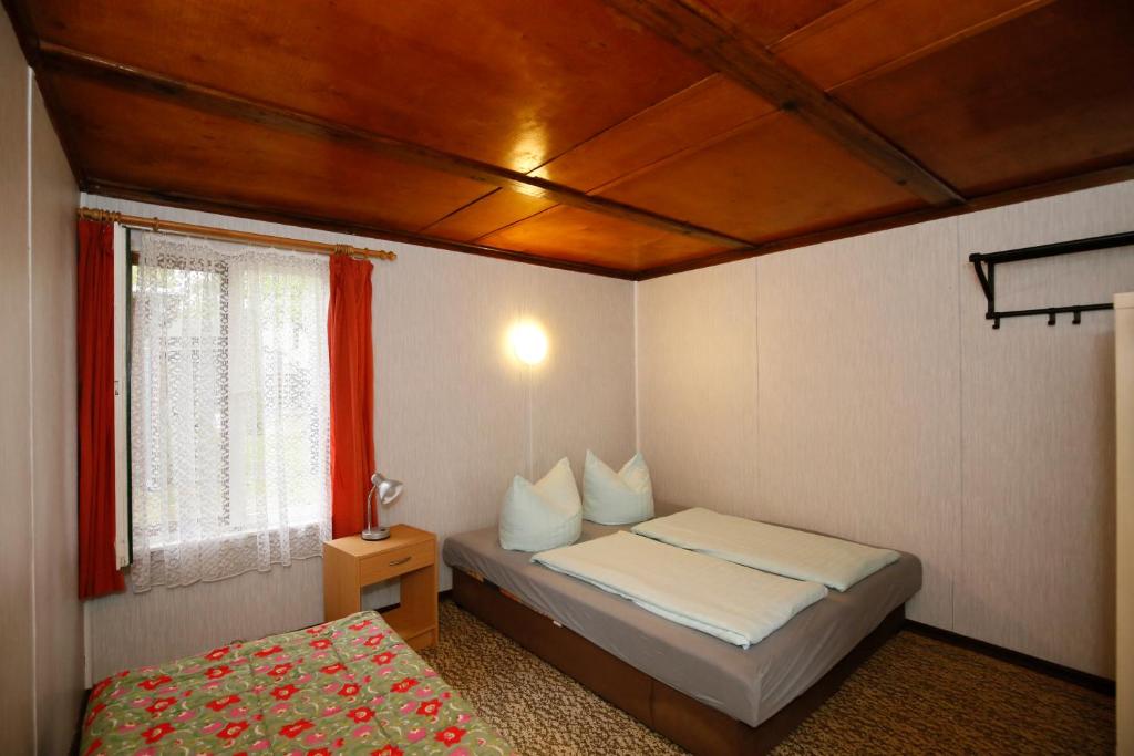 Postel nebo postele na pokoji v ubytování Bungalow MEER ODER WENIGER direkt am Strand