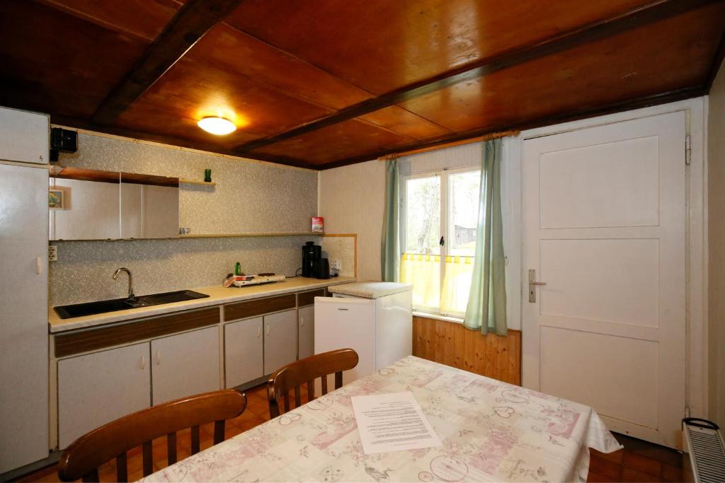 Kuchyň nebo kuchyňský kout v ubytování Bungalow MEER ODER WENIGER direkt am Strand