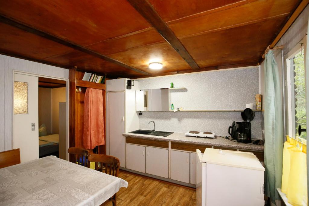 Kuchyň nebo kuchyňský kout v ubytování Bungalow MEER ODER WENIGER direkt am Strand