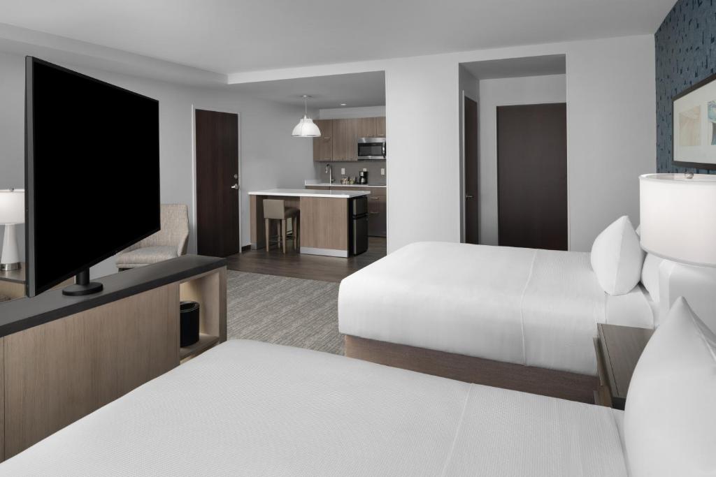 Hyatt House Lansing-University Area tesisinde bir odada yatak veya yataklar