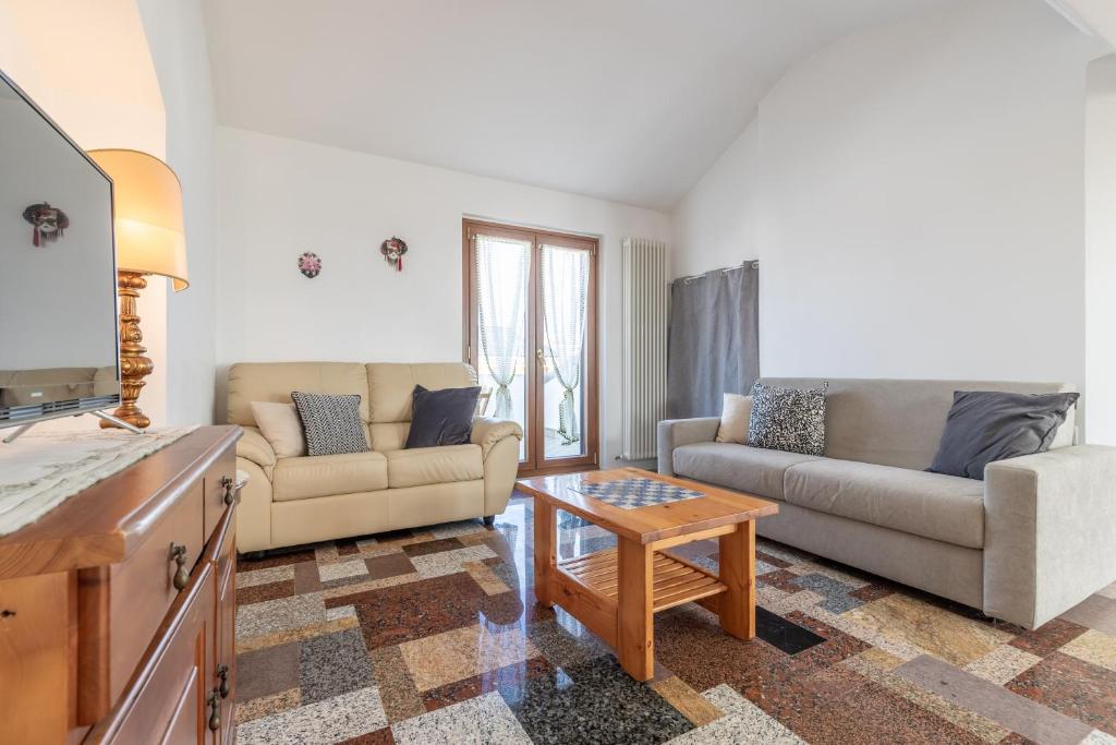 ein Wohnzimmer mit 2 Sofas und einem Couchtisch in der Unterkunft Italian Experience- AltoMare Apartment in Porto SantʼElpidio