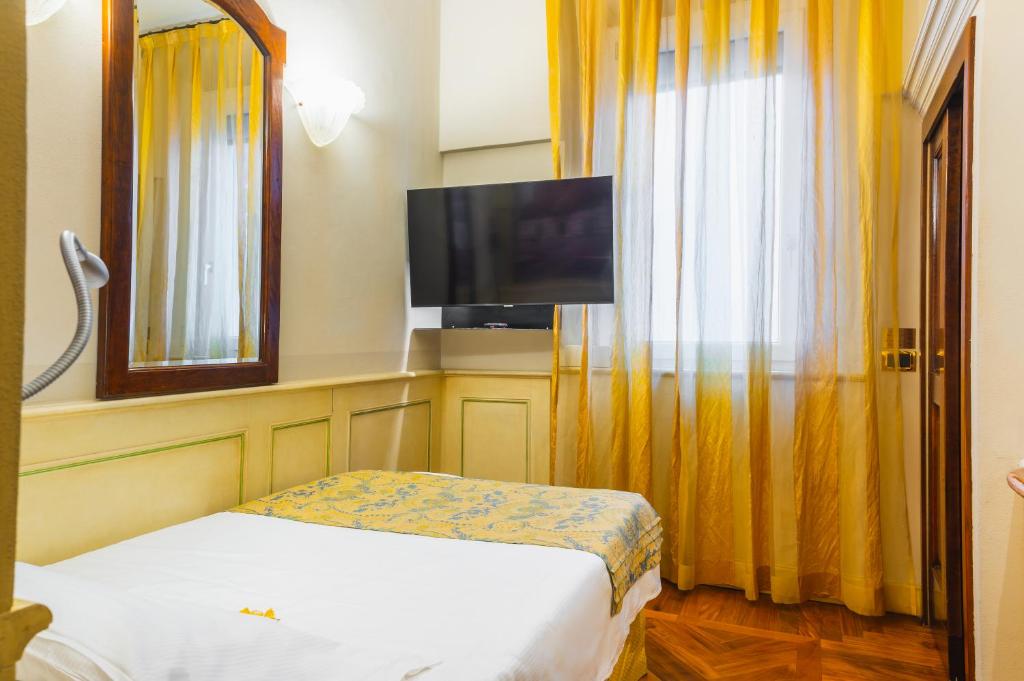 Televízia a/alebo spoločenská miestnosť v ubytovaní Art Hotel Commercianti