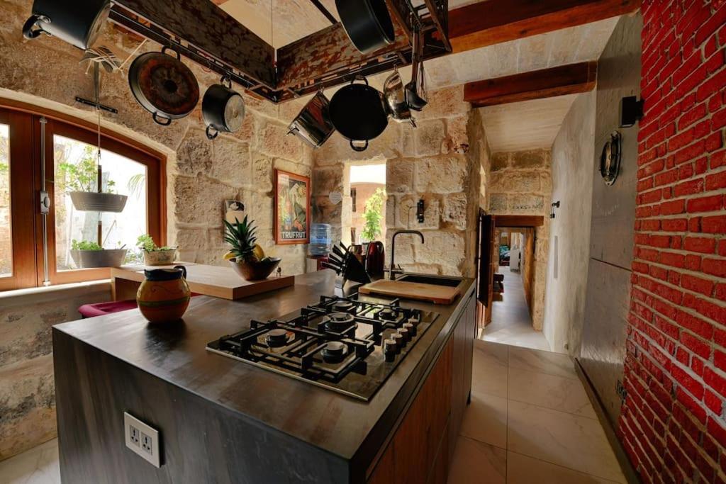 una cucina con piano cottura in una camera di Luxury House of Character Golden Bay/Manikata. a Ix-Xagħra l-Ħamra