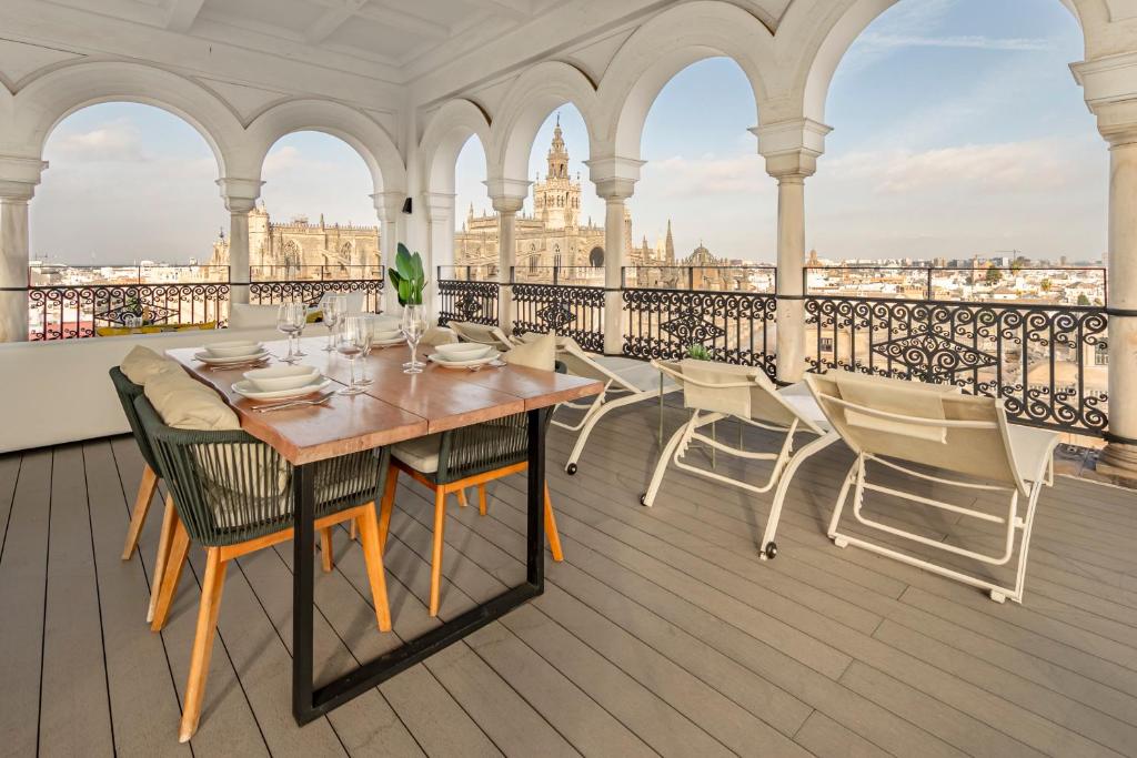 A balcony or terrace at ISG Apartments The most Exclusive apartment in Sevillaparking