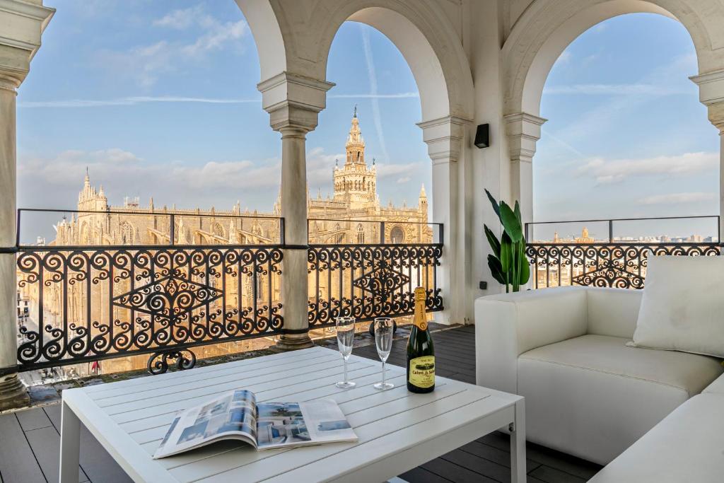 A balcony or terrace at ISG Apartments The most Exclusive apartment in Sevillaparking