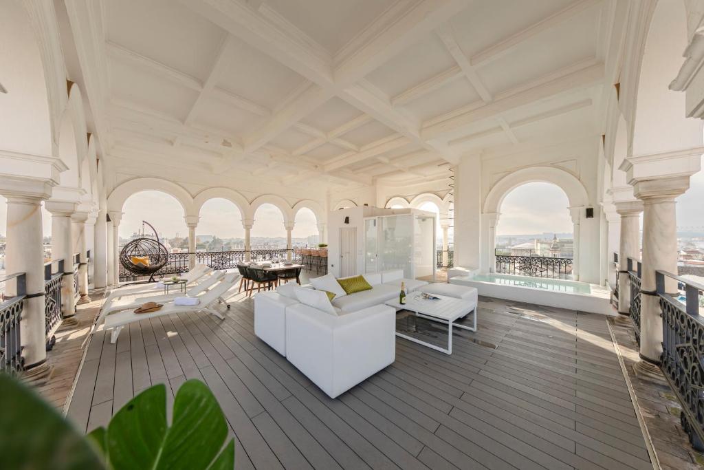A seating area at ISG Apartments The most Exclusive apartment in Sevillaparking