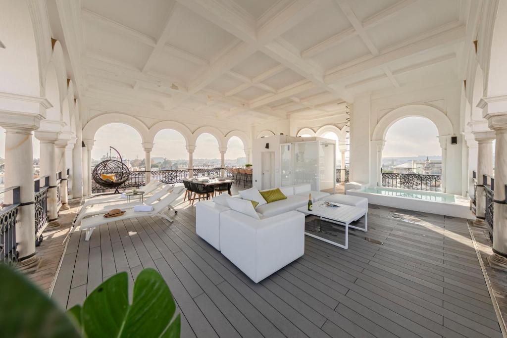 A seating area at ISG Apartments The most Exclusive apartment in Sevillaparking