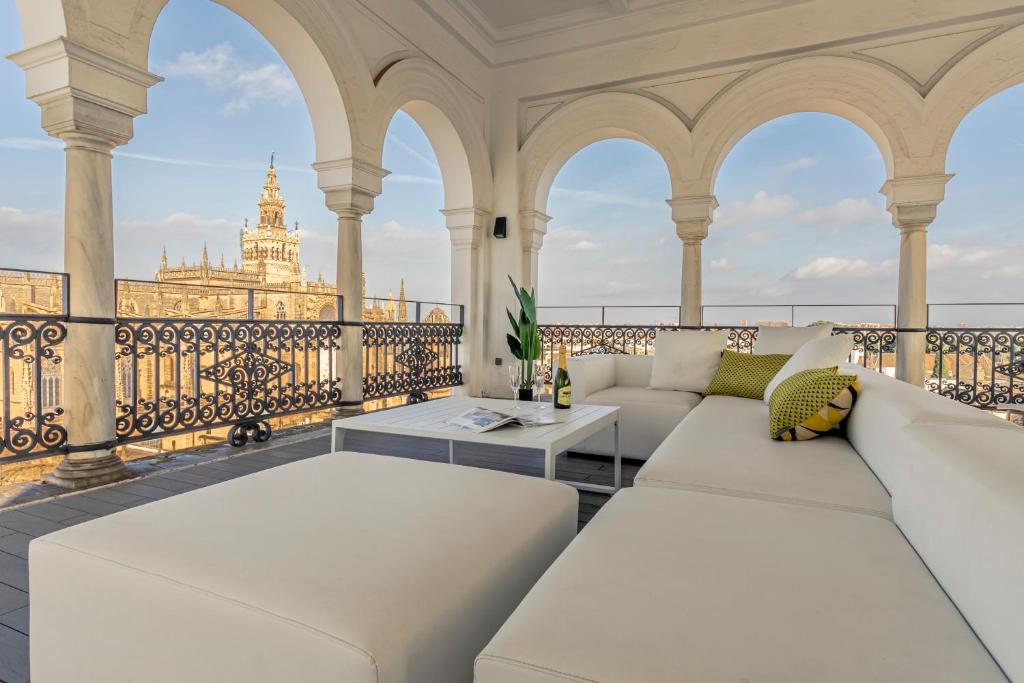 A balcony or terrace at ISG Apartments The most Exclusive apartment in Sevillaparking