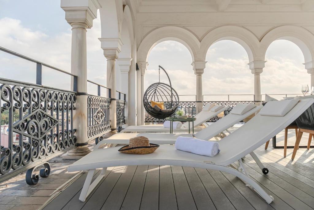 A balcony or terrace at ISG Apartments The most Exclusive apartment in Sevillaparking