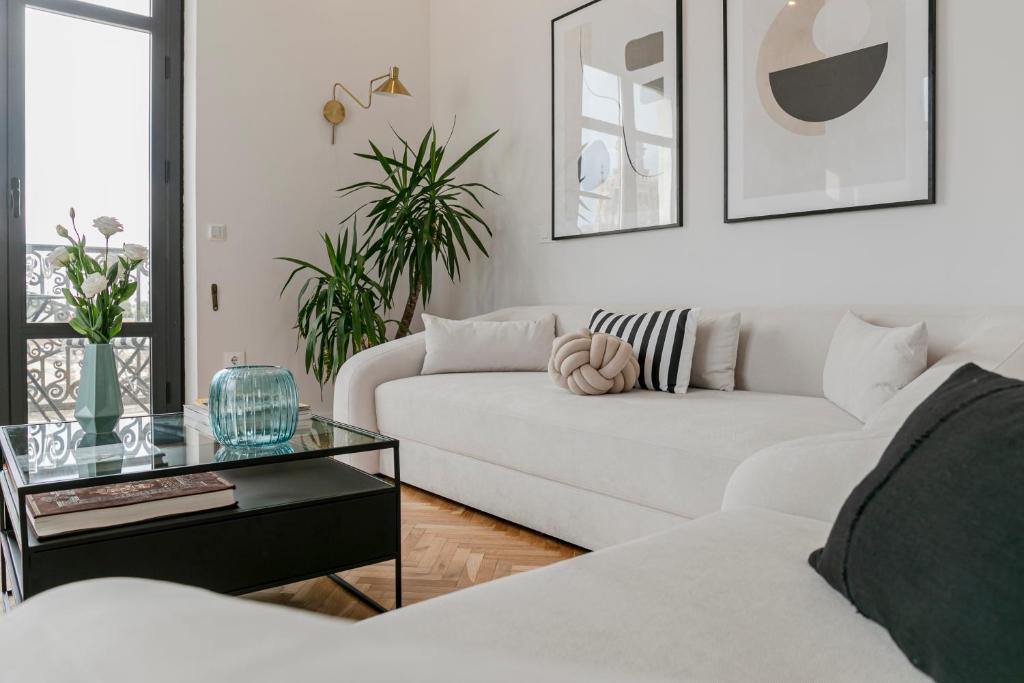 A seating area at ISG Apartments The most Exclusive apartment in Sevillaparking