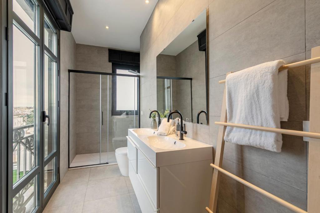 A bathroom at ISG Apartments The most Exclusive apartment in Sevillaparking