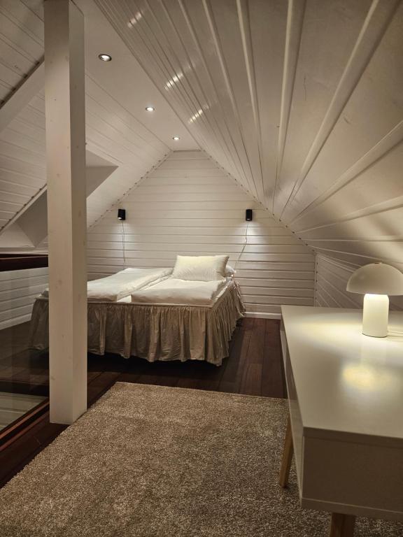 um quarto com uma cama num quarto em Enter Backpack Apartments em Tromsø