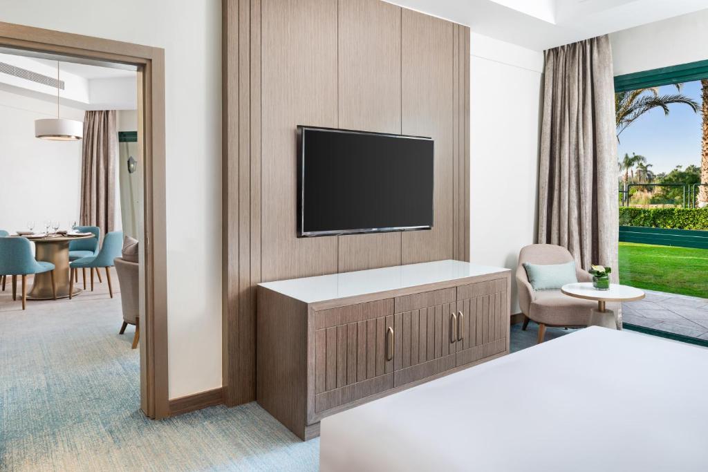 TV a/nebo společenská místnost v ubytování Hilton Pyramids Golf