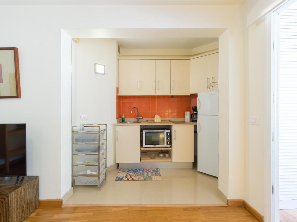 A kitchen or kitchenette at Lovely Peaceful Home By CanariasGetaway