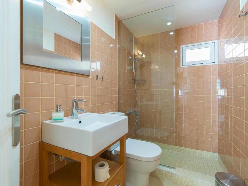 A bathroom at Lovely Peaceful Home By CanariasGetaway