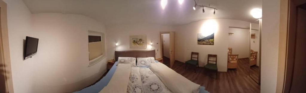 Postel nebo postele na pokoji v ubytování Gästehaus Köll