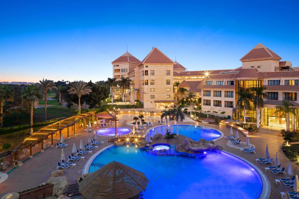 Bazén v ubytování Hilton Pyramids Golf nebo v jeho okolí