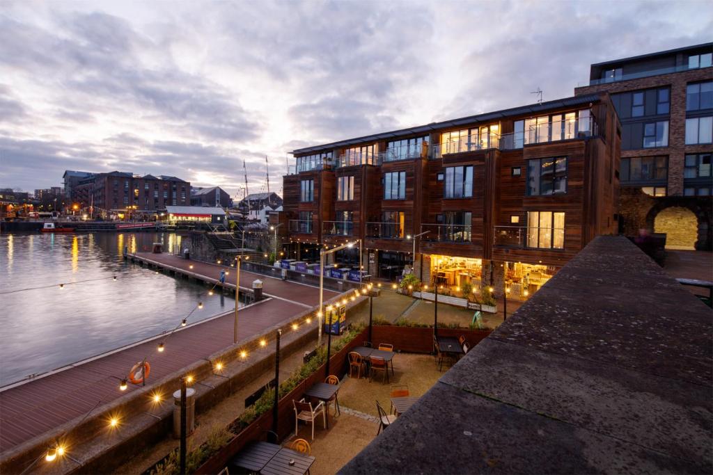 Blick auf einen Fluss mit Gebäuden und Lichtern in der Unterkunft The Boathouse Apartment by Cliftonvalley Apartments in Bristol