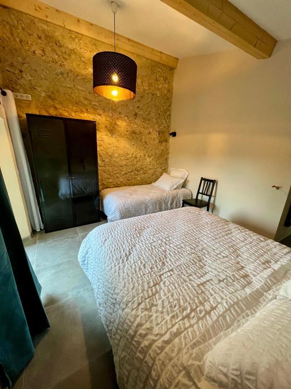 Łóżko lub łóżka w pokoju w obiekcie La Parenthèse du Var - Gîte avec grande terrasse vue sur piscine