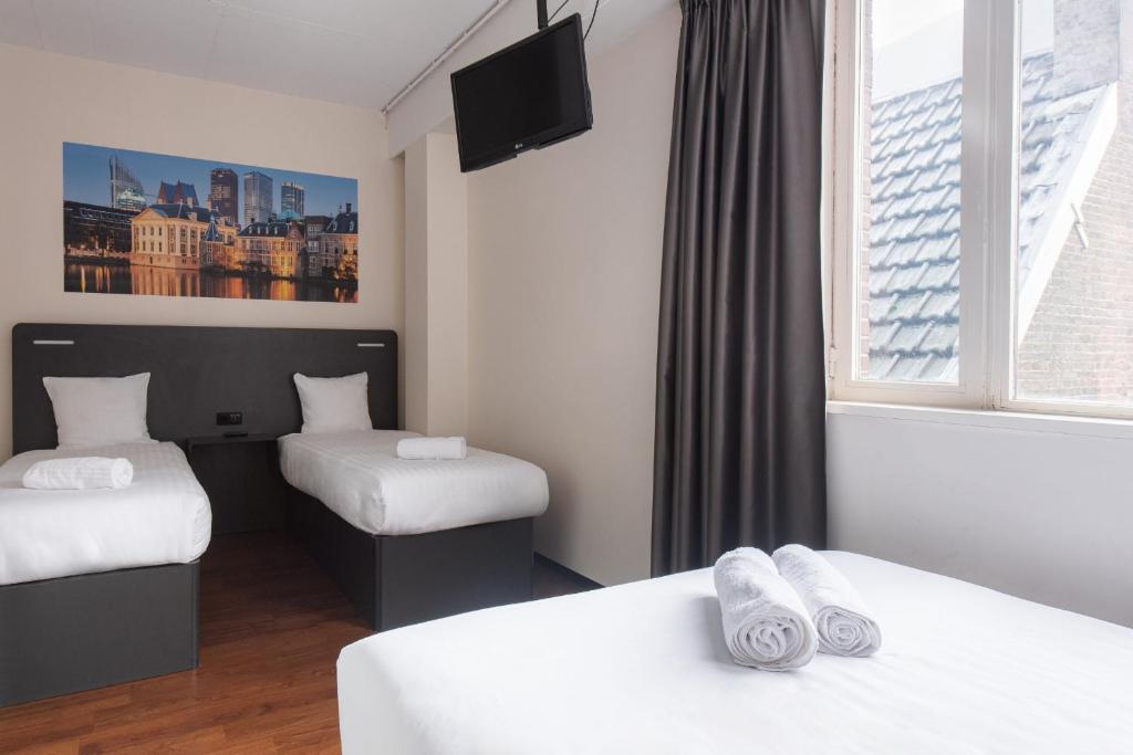 Postel nebo postele na pokoji v ubytování easyHotel The Hague City Centre