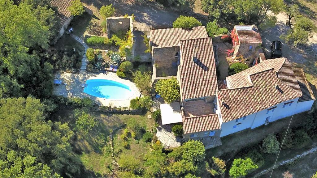an aerial view of a house with a swimming pool at La Parenthèse du Var - Chambre d'hôtes petits déjeuners inclus et terrasse ombragée in Saint Antonin du Var
