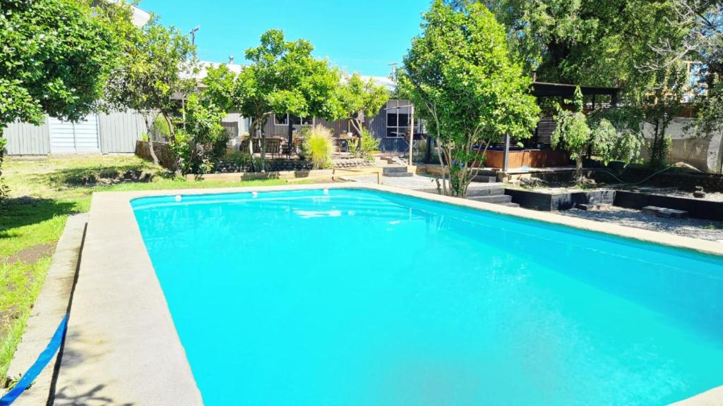 una gran piscina azul en un patio en Agradable casa con Tina de agua Caliente y Piscina, en Quillón