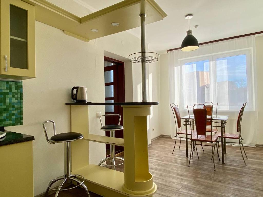 uma cozinha e sala de jantar com mesa e cadeiras em Hotel Europa em Truskavets