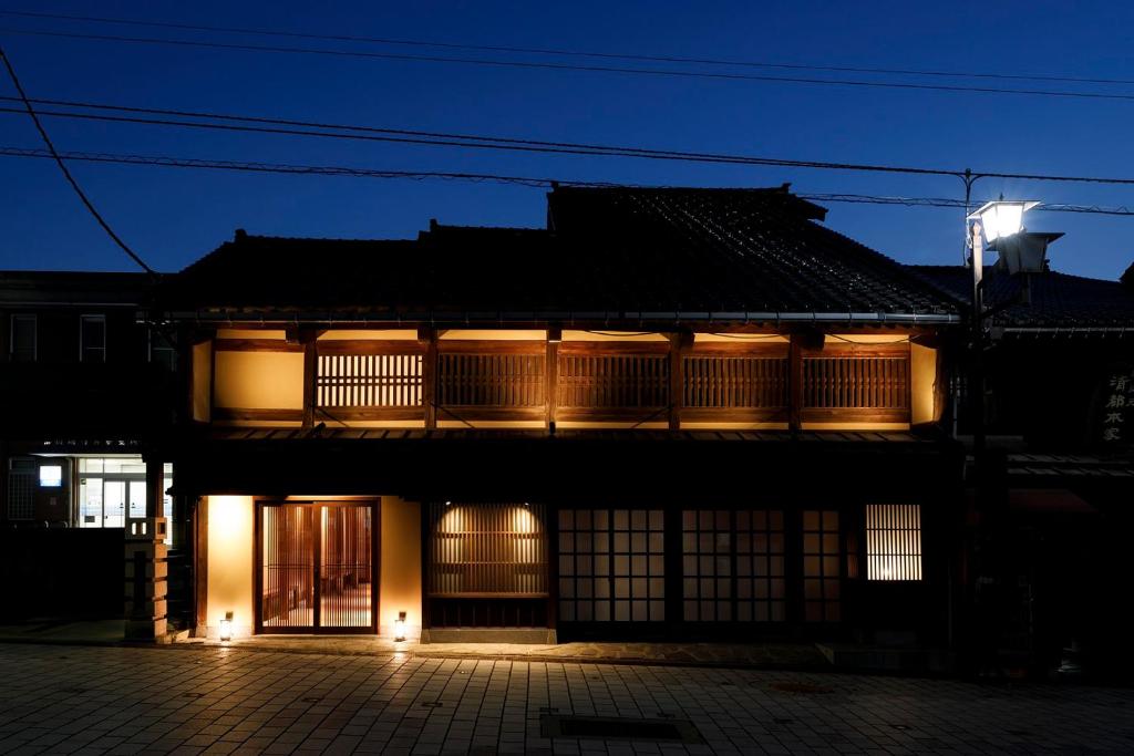 an asian building at night with its lights on at 井波古香里庵 別邸 瑞雲 in Nanto