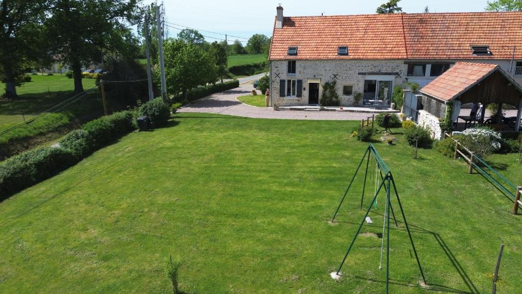 an image of a yard with a house at La Maison de Musique in Nohant-Vic