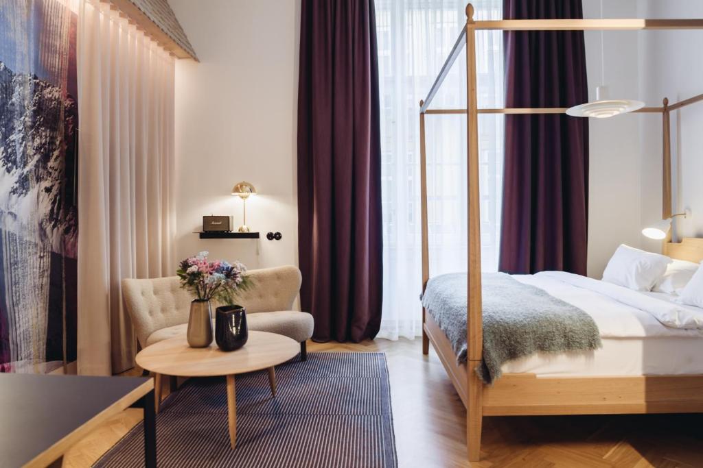 Postel nebo postele na pokoji v ubytování Small Luxury Hotel Altstadt Vienna