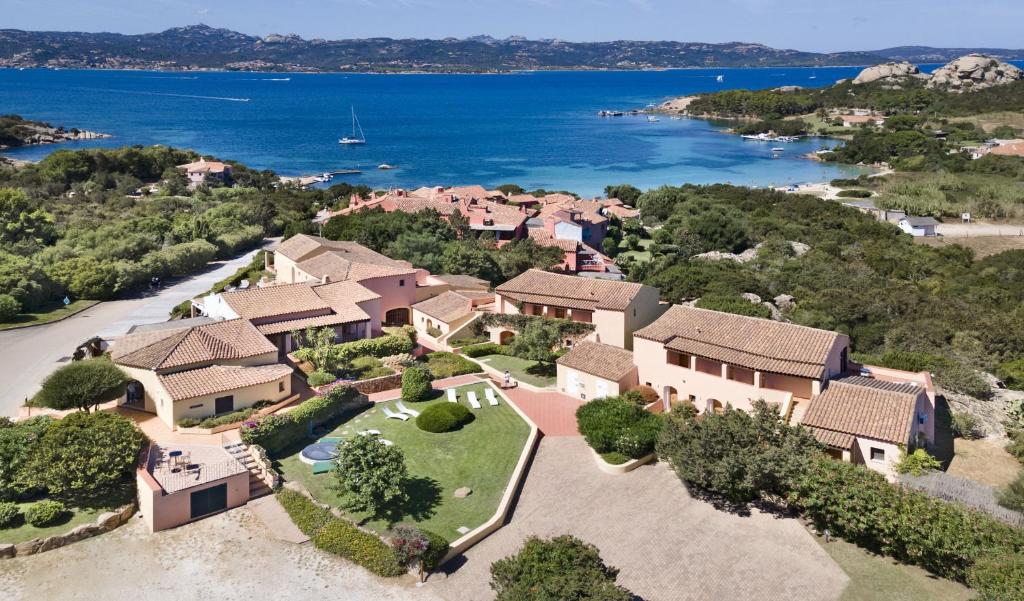 una vista aérea de una casa con el agua en Hotel Sole Mare en Baja Sardinia