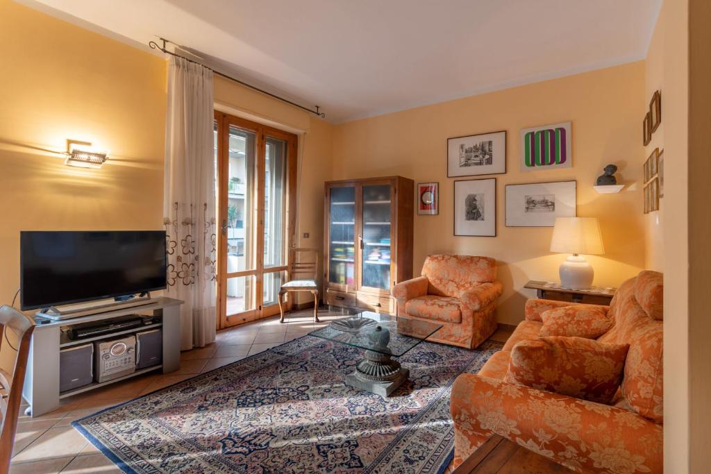 a living room with a couch and a television at Casa Gilda in Sesto Fiorentino