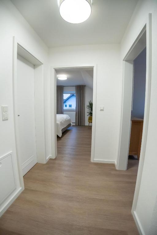 Postel nebo postele na pokoji v ubytování High-quality renovated apt (TLA/Tlf/TDY-RAB)