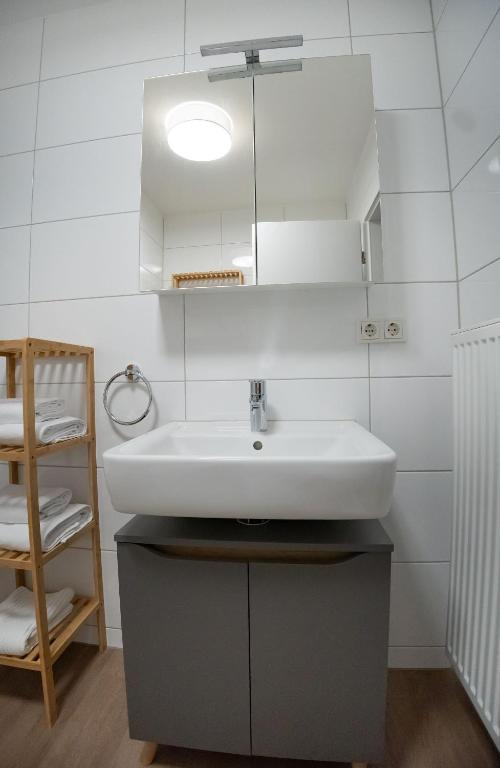 Koupelna v ubytování High-quality renovated apt (TLA/Tlf/TDY-RAB)