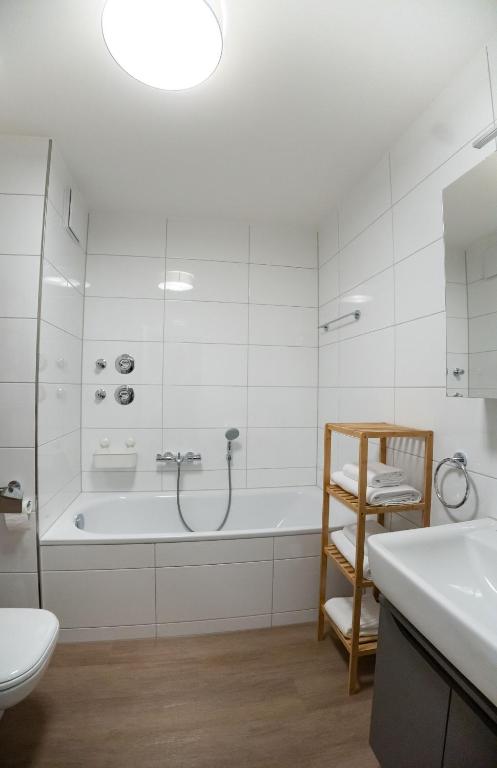 Koupelna v ubytování High-quality renovated apt (TLA/Tlf/TDY-RAB)