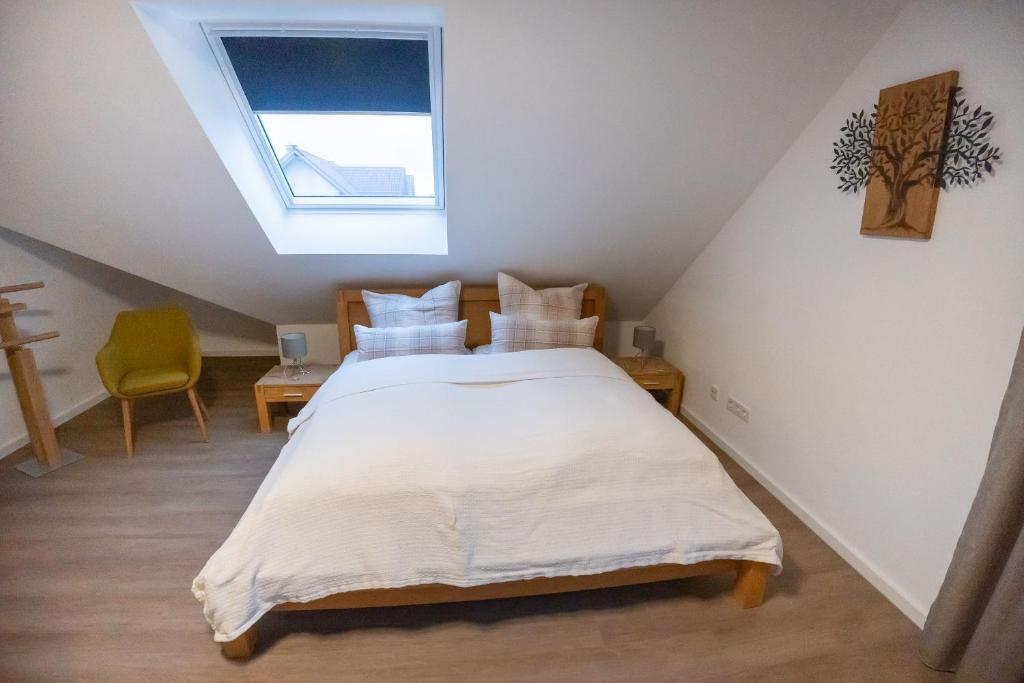 Postel nebo postele na pokoji v ubytování High-quality renovated apt (TLA/Tlf/TDY-RAB)