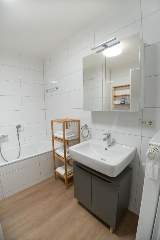 Koupelna v ubytování High-quality renovated apt (TLA/Tlf/TDY-RAB)
