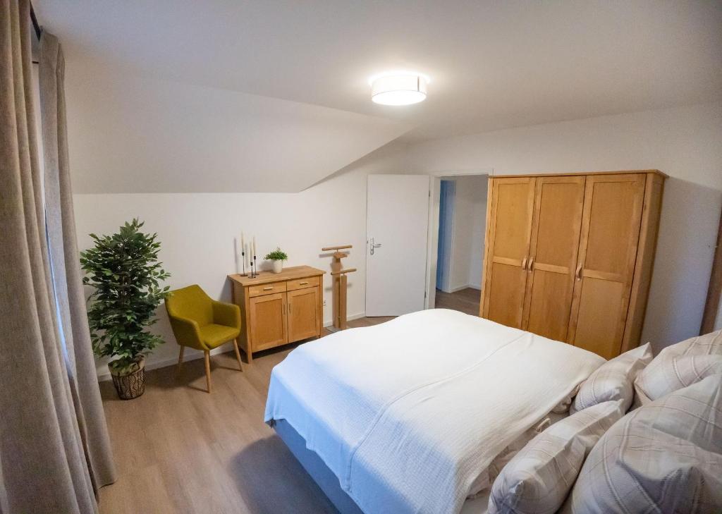 Postel nebo postele na pokoji v ubytování High-quality renovated apt (TLA/Tlf/TDY-RAB)