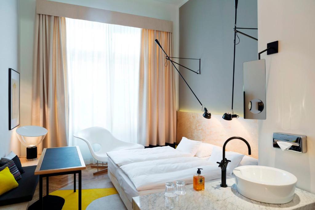 Postel nebo postele na pokoji v ubytování Small Luxury Hotel Altstadt Vienna