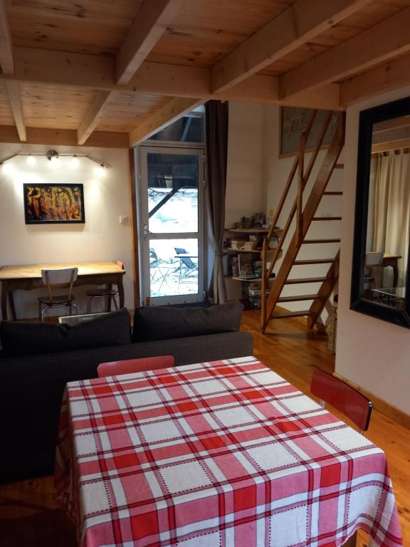 ein Wohnzimmer mit einem Sofa und einem Tisch in der Unterkunft Charmant gîte avec parking gratuit sur place. in Davézieux