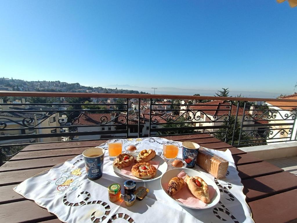 uma mesa com dois pratos de comida numa varanda em villa panorama seaview em Tessalônica