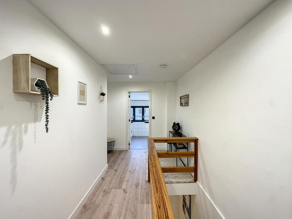 TV a/nebo společenská místnost v ubytování Le Cocon de Han duplex spacieux au pied des Grottes