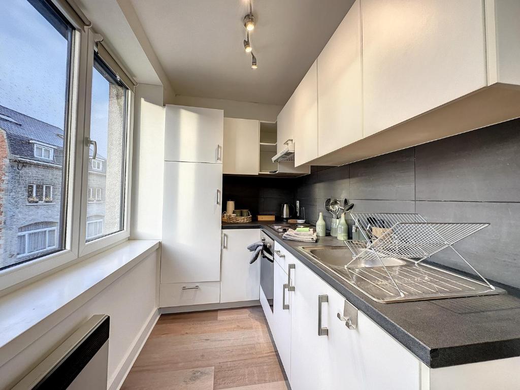 Kuchyň nebo kuchyňský kout v ubytování Le Cocon de Han duplex spacieux au pied des Grottes