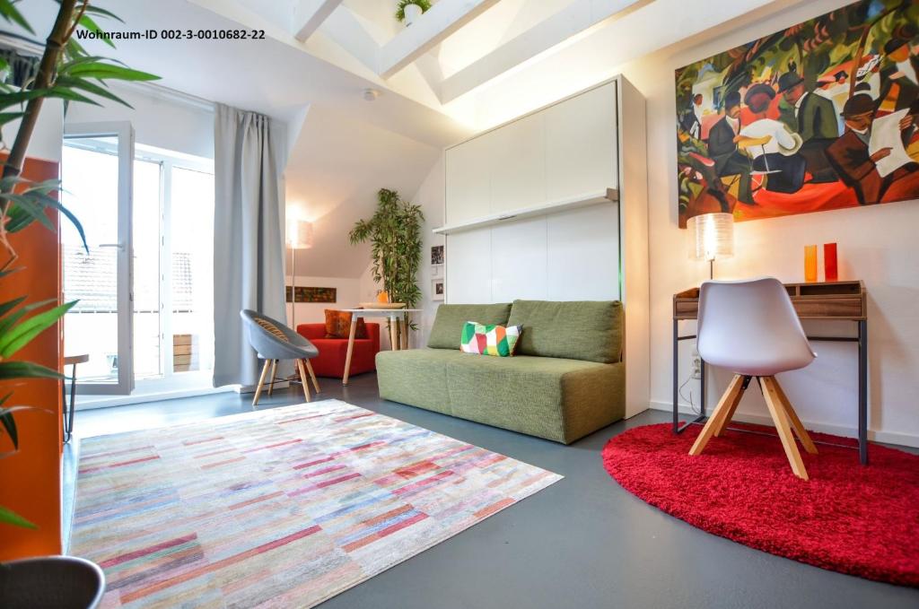 ein Wohnzimmer mit einem Sofa und einem Tisch in der Unterkunft K314 in Bonn