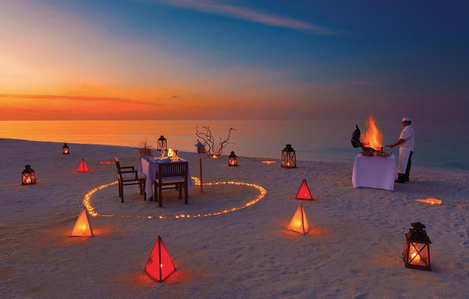 een romantisch diner op het strand bij zonsondergang bij Cape Rose2 in Gili Trawangan